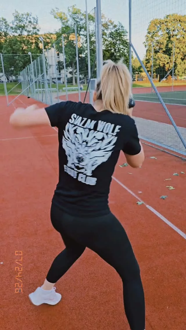 Sportiste Siazan Wolf Clan komandas kreklā